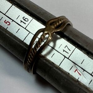 Sterling Silver Ring signed BEE. Size 6.25